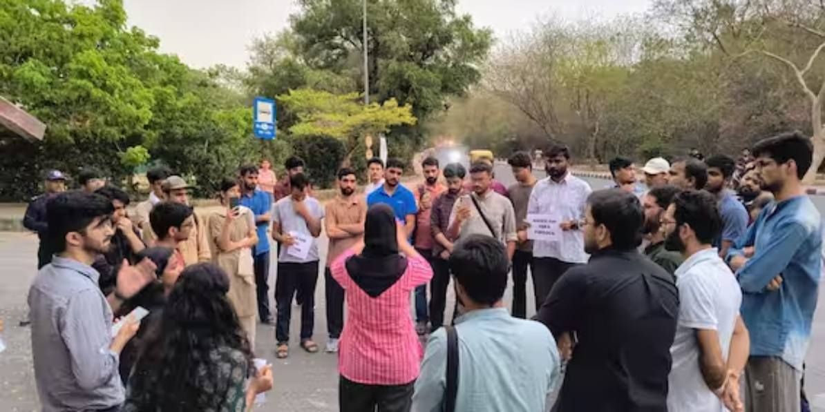 इकरा फिरदौस की संदिग्ध मौत पर JNU में प्रदर्शन, छात्रों ने मांगा निष्पक्ष न्याय...