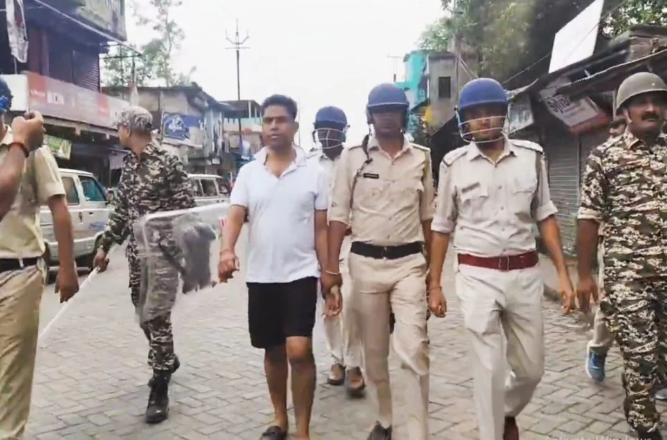 कभी नहीं झुकने का दावा, अब हाफ पैंट में पुलिस के साथ नजर आया जहांगीर...