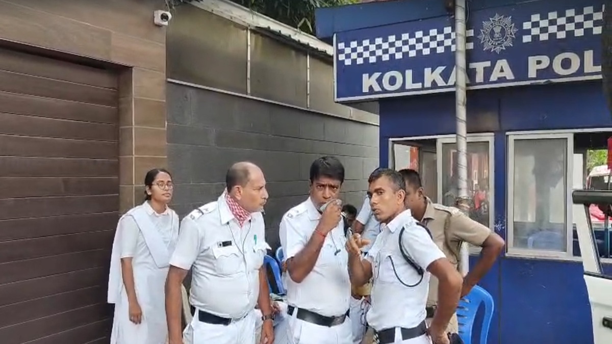 पुलिस और सेंट्रल फोर्स की मौजूदगी से अभिषेक बनर्जी के घर में हलचल, ममता मौके पर...