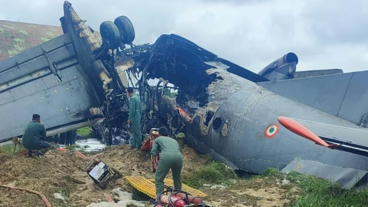 जोरहाट में IAF विमान क्रैश, एयरबेस पर लैंडिंग के बाद बड़ा हादसा...