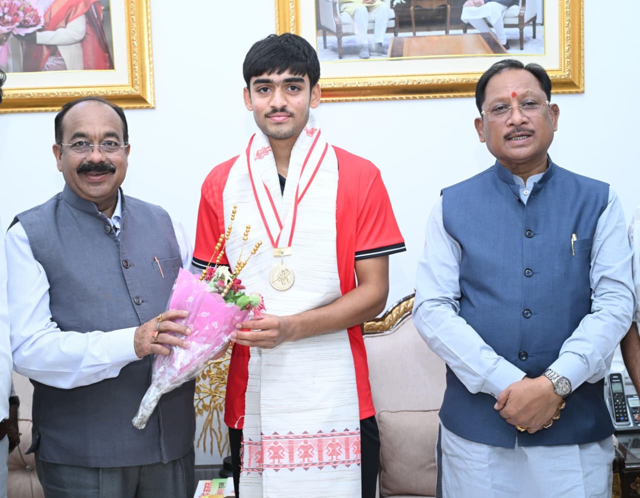 अंतरराष्ट्रीय मंच पर चमके अवि, सीएम ने किया सम्मानित