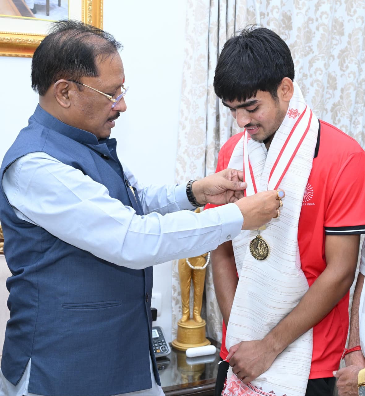 हॉकी में शानदार प्रदर्शन के लिए अवि को मिली बधाई