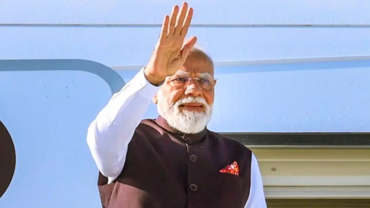 स्लोवाकिया पहुंचे प्रधानमंत्री मोदी, राष्ट्रपति पेलेग्रिनी और रॉबर्ट फिको से होगी अहम वार्ता, पारंपरिक रोटी-नमक से स्वागत...