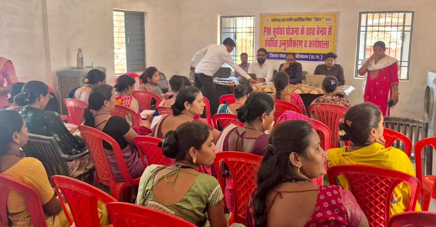 कबीरधाम में 35 महिलाएं बनीं ‘सोलर दीदी’, गांव-गांव करेंगी सेवा