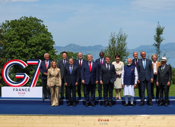 G7 Summit में फ्रंट रो में मैक्रों के साथ खड़े दिखे मोदी, ट्रंप से बढ़ी दूरी की चर्चा...
