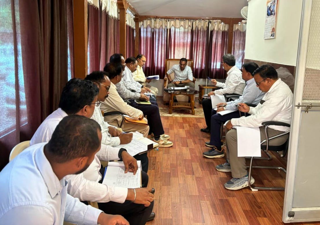 सचिव बंसल ने जशपुर में परियोजनाओं की प्रगति की समीक्षा की