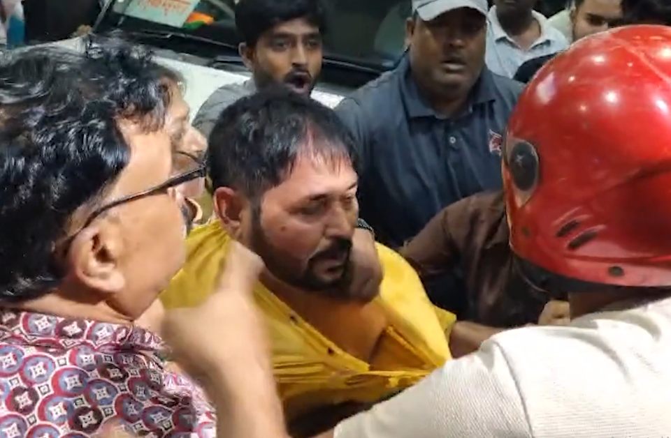 कोलकाता एयरपोर्ट पर TMC-BJP समर्थकों के बीच धक्का-मुक्की, पुलिस ने संभाला मोर्चा...