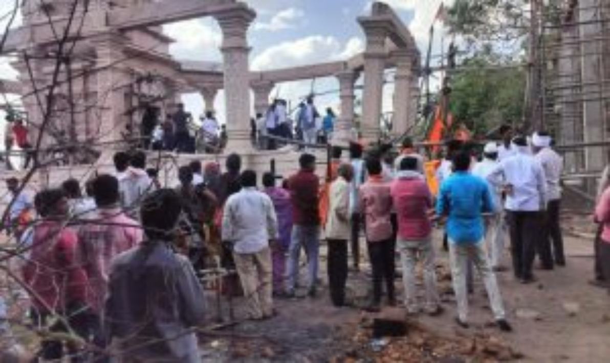 दर्शन के दौरान हुआ बड़ा हादसा, परभणी के मारुति मंदिर का छज्जा गिरा...