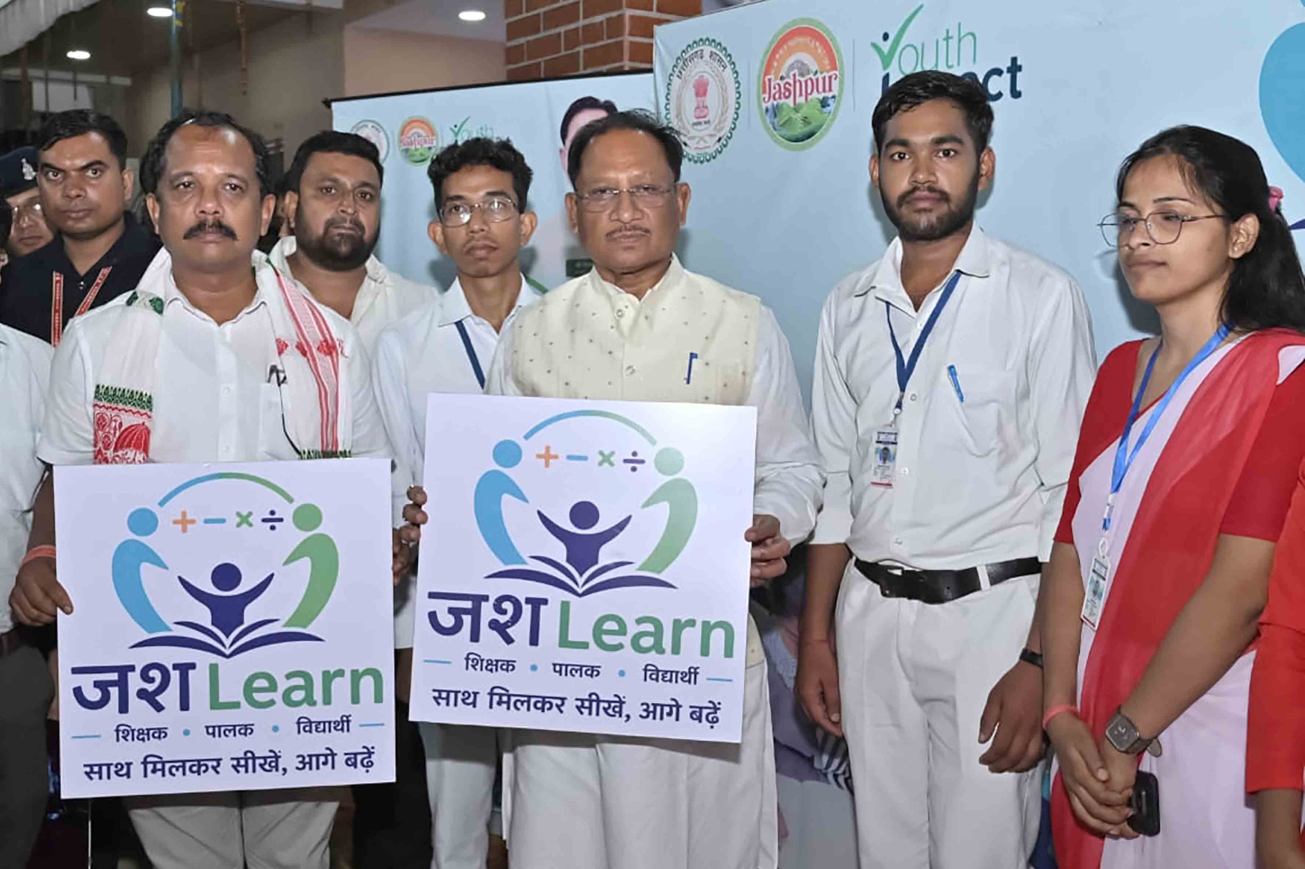 डाइट प्रशिक्षु शिक्षकों को मुख्यमंत्री ने किया सम्मानित