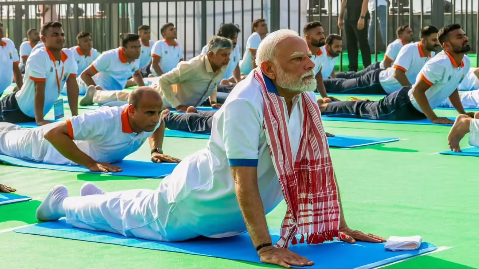 International Yoga Day 2026: योग दिवस पर पीएम मोदी ने कहा-उम्र बढ़े, लेकिन शरीर रहे जवान...