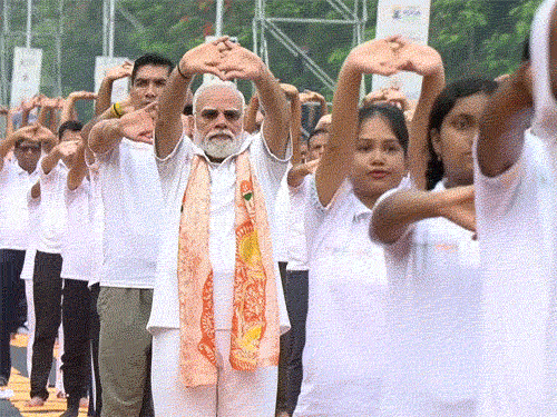 International Yoga Day 2026: कोलकाता में योग दिवस समारोह में पीएम मोदी ने दिया स्वस्थ जीवन का संदेश...