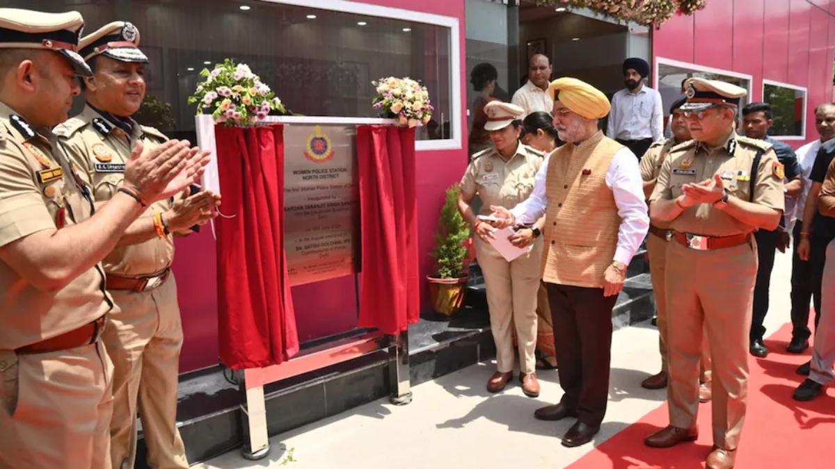 रेखा गुप्ता सरकार की बड़ी पहल, दिल्ली को मिला पहला महिला पुलिस थाना...