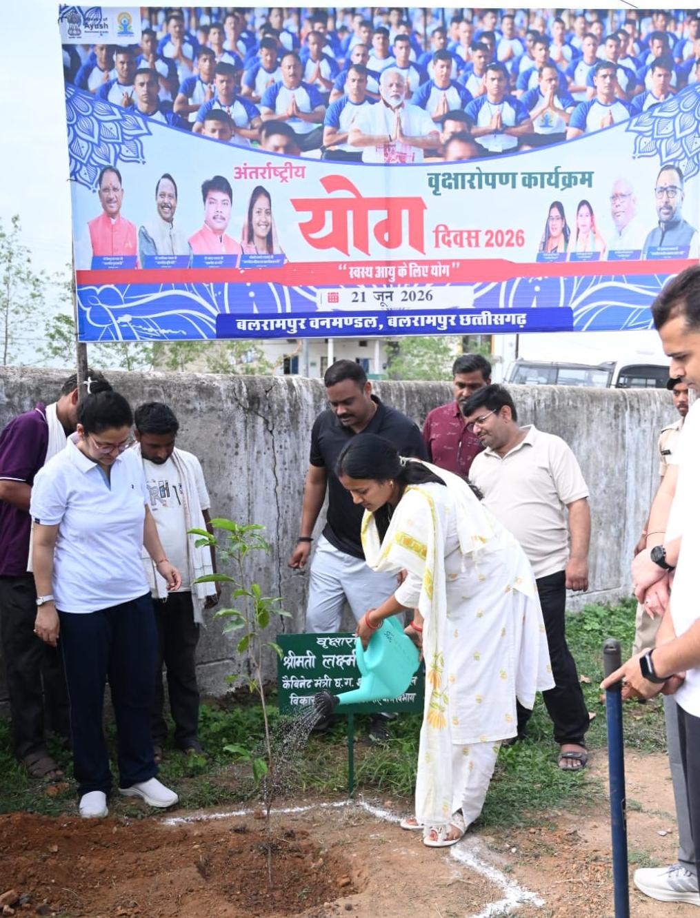 बलरामपुर में योग दिवस पर सामूहिक प्राणायाम और ध्यान का आयोजन
