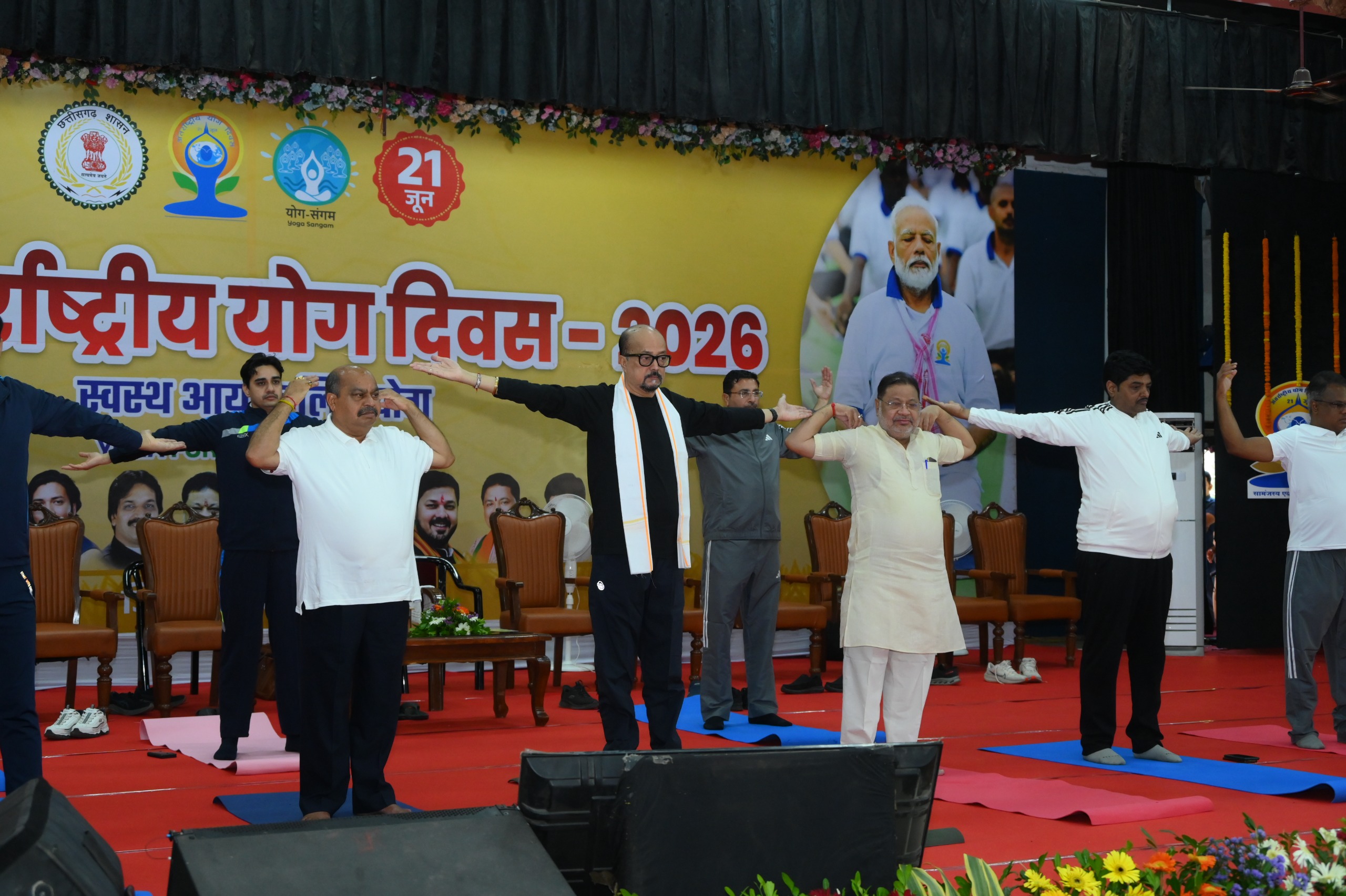 योग दिवस पर हजारों लोगों की भागीदारी