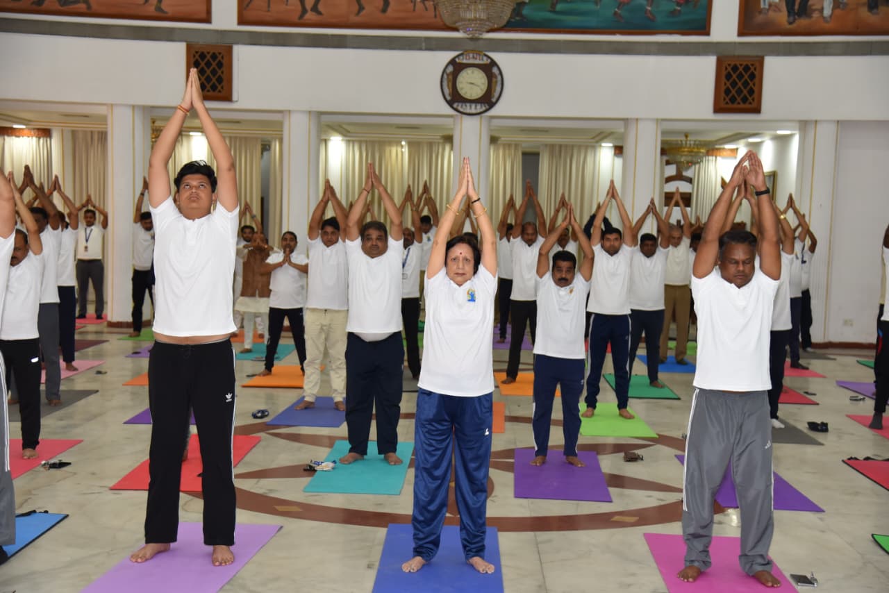 योग दिवस पर लोकभवन में अधिकारियों-कर्मचारियों की भागीदारी