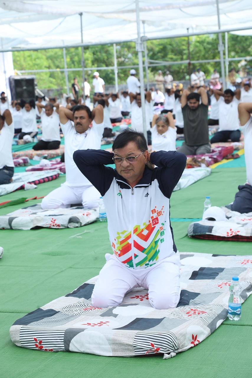 सामूहिक योगाभ्यास से गूंजा न्यू कम्युनिटी हॉल परिसर