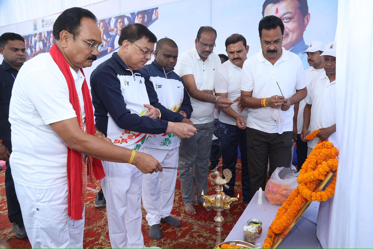 सामूहिक योगाभ्यास से गूंजा न्यू कम्युनिटी हॉल परिसर