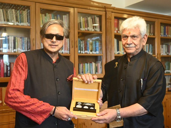 कश्मीर दौरे के बाद थरूर ने जताया संतोष, कांग्रेस नेताओं ने उठाए सवाल...