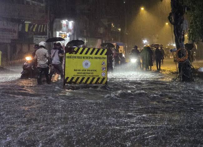 Mumbai Rain: मुंबई में बारिश का रेड अलर्ट, 3 फीट पानी में डूबे कई इलाके