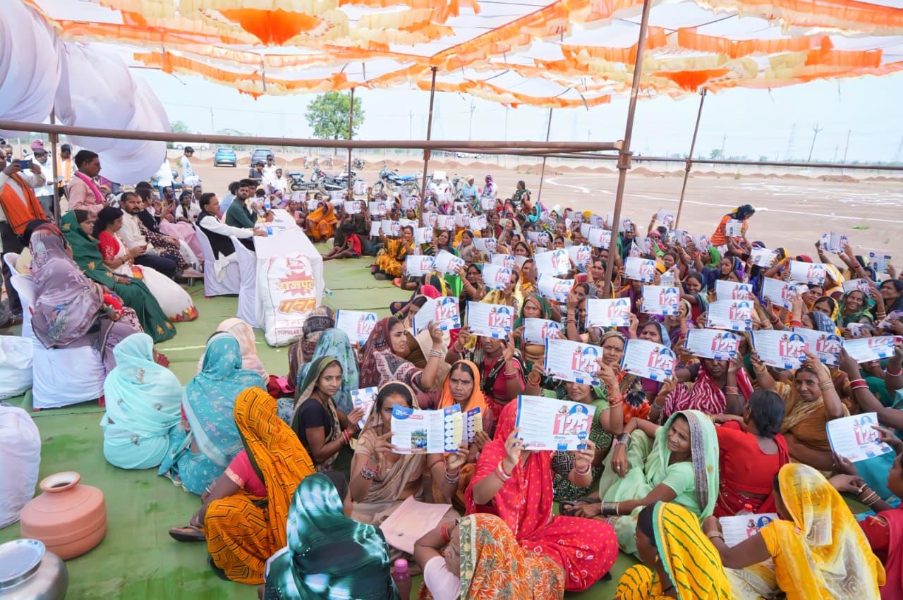 मानव श्रृंखला बनाकर ग्रामीणों ने दिया विकास का संदेश