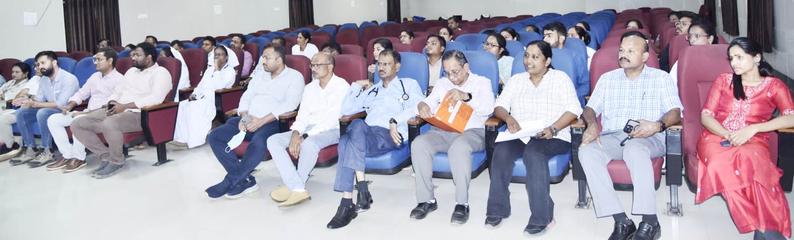 समय-सीमा में पूरे होंगे अस्पताल के विकास कार्य: कलेक्टर