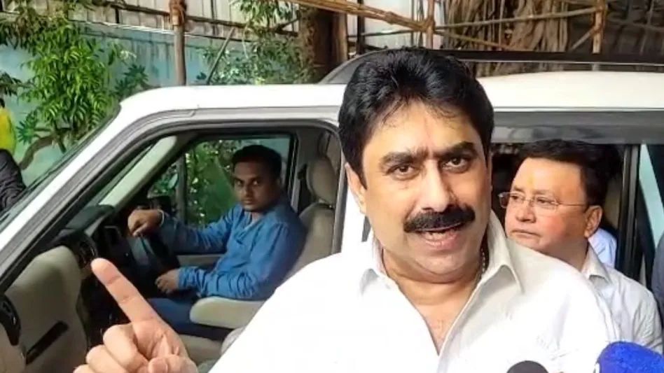 "मेरे मामलों में मत पड़ो"... पत्रकारों पर भड़के सांसद, विवाद बढ़ने पर शिंदे की एंट्री
