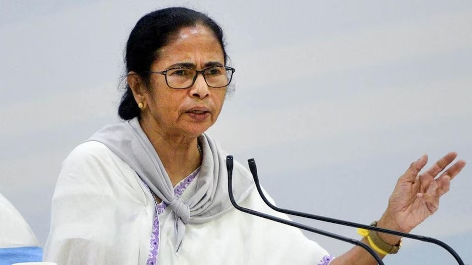बागियों पर सख्त हुईं ममता बनर्जी, कहा- स्वार्थ के लिए पार्टी छोड़ना गलत