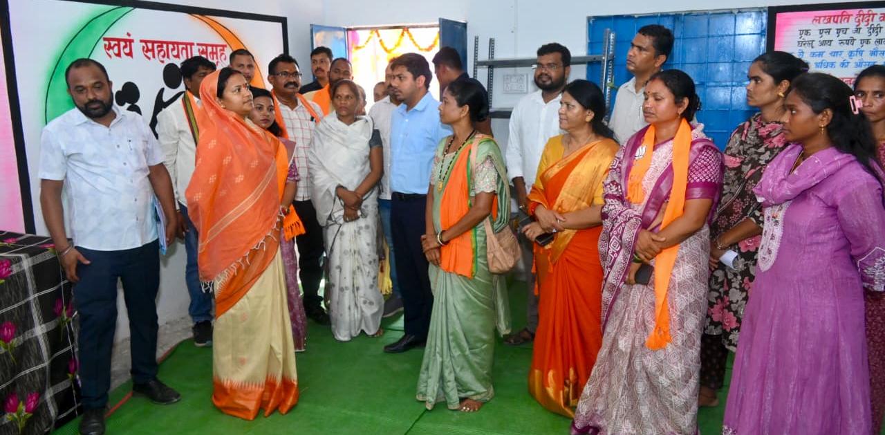 बदलते बस्तर का नया चेहरा, महिलाओं से संवाद करने पहुंचीं मंत्री