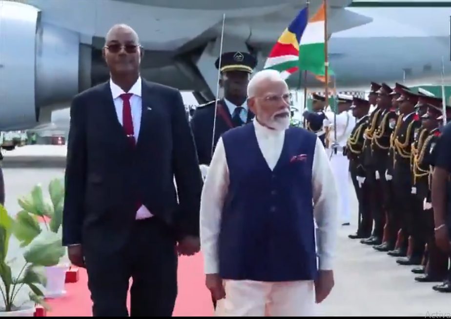 PM मोदी पहुंचे सेशेल्स, राष्ट्रपति पैट्रिक हर्मिनी ने गर्मजोशी से किया स्वागत और किया अभिनंदन