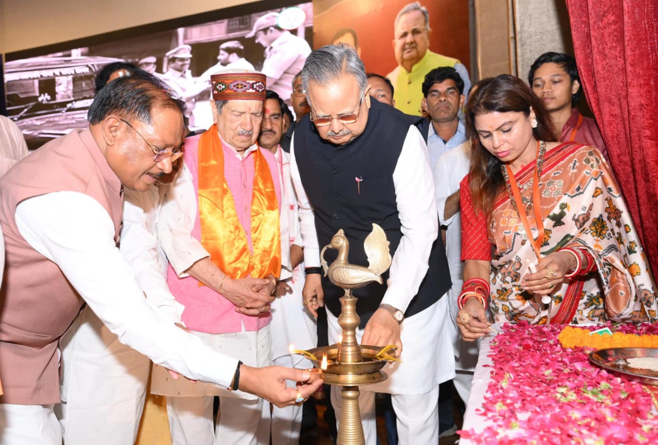 लोकतंत्र की मजबूती के लिए युवाओं को जागरूक रहने का संदेश