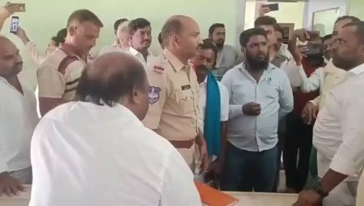 गैर-मुस्लिम छात्रों को उर्दू सिखाने का आरोप, हंगामे के बाद BJP नेताओं पर FIR
