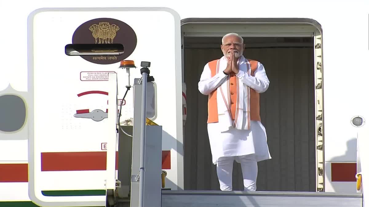 सेशेल्स से लौटते वक्त पीएम मोदी ने भारतीय समुदाय से मुलाकात की, बापू को किया याद