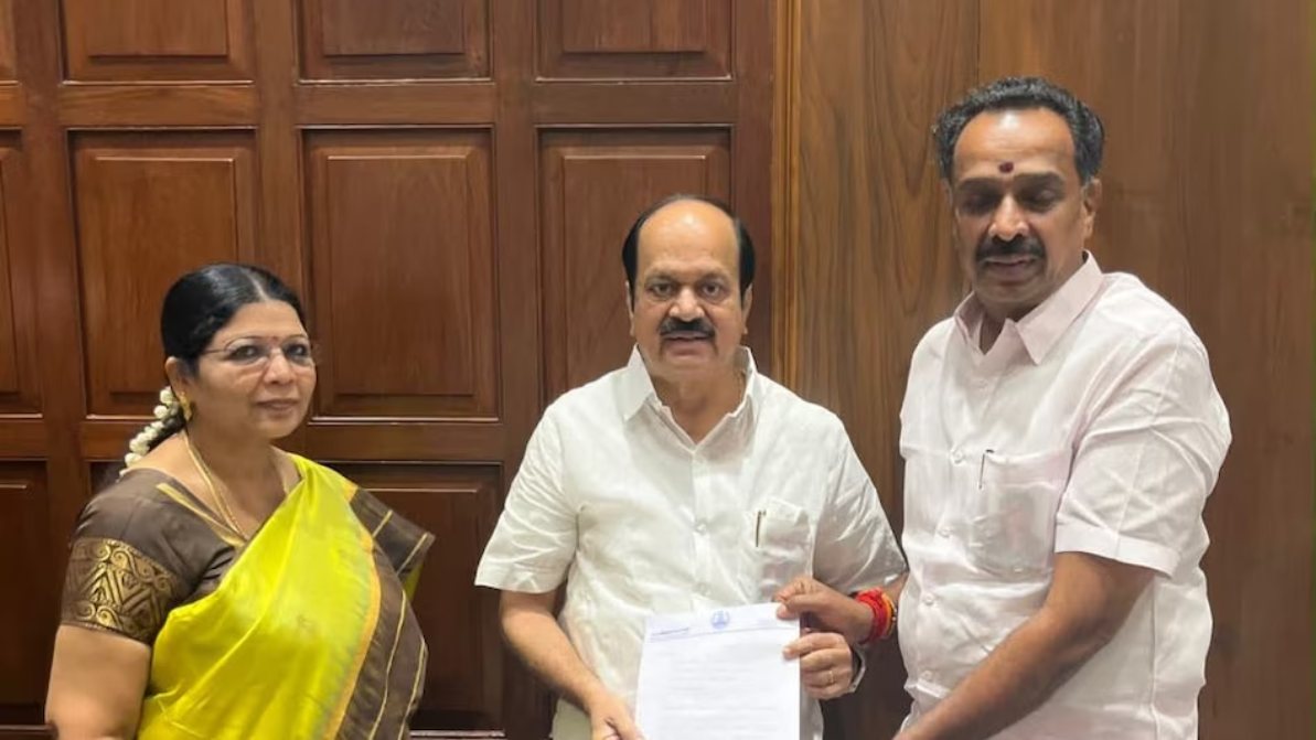 AIADMK में टूट जारी, विधायक एमआर विजयभास्कर के इस्तीफे से बढ़ी हलचल
