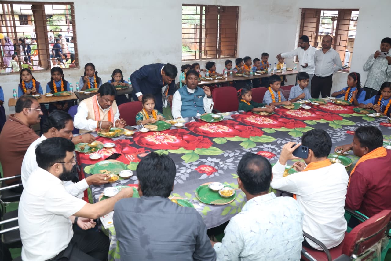 शाला प्रवेश उत्सव में बच्चों के चेहरों पर दिखी खुशी