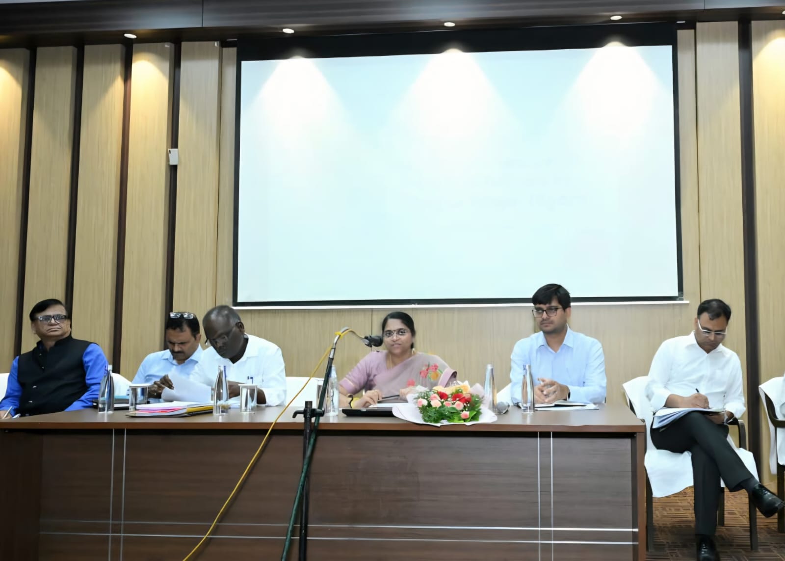 रायपुर में नागरिक सुविधाओं को बेहतर बनाने की समीक्षा बैठक आयोजित