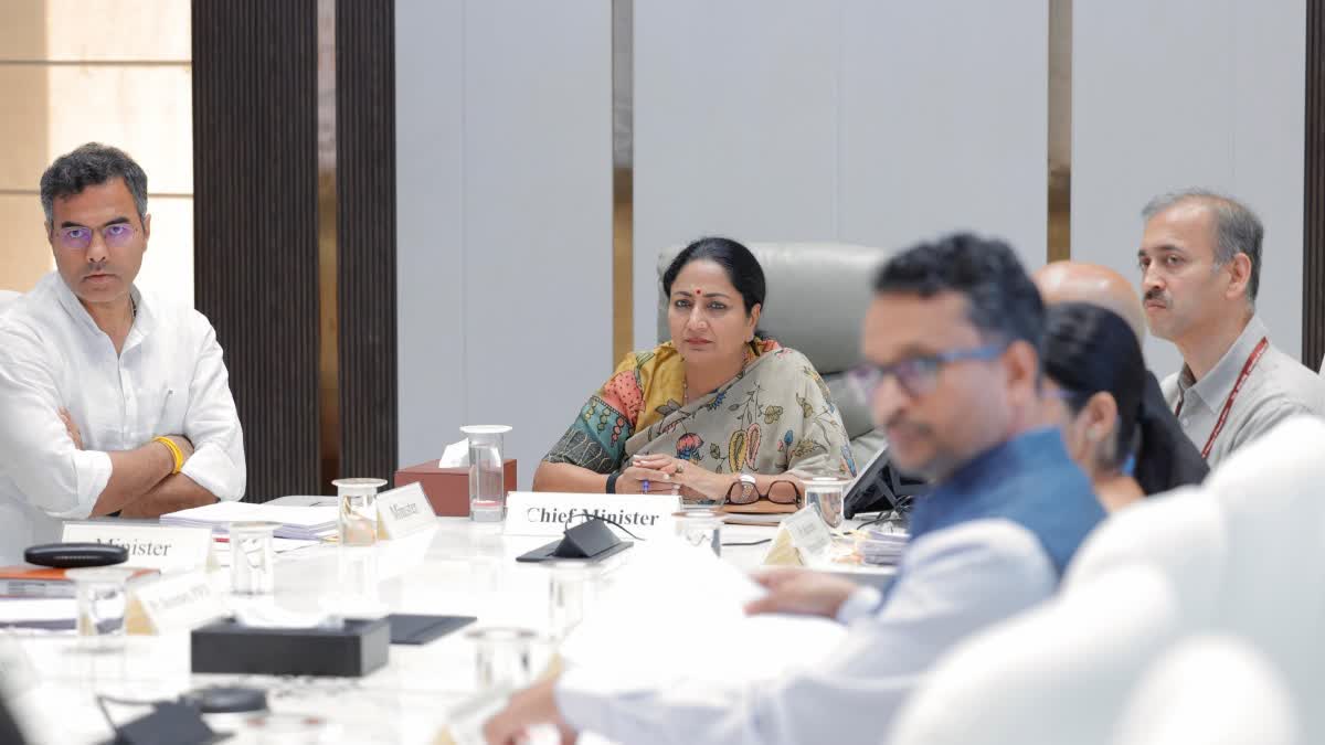 सीएम रेखा गुप्ता का वित्त विभाग में बड़ा एक्शन, 52 अधिकारियों का तबादला, 19 को प्रमोशन