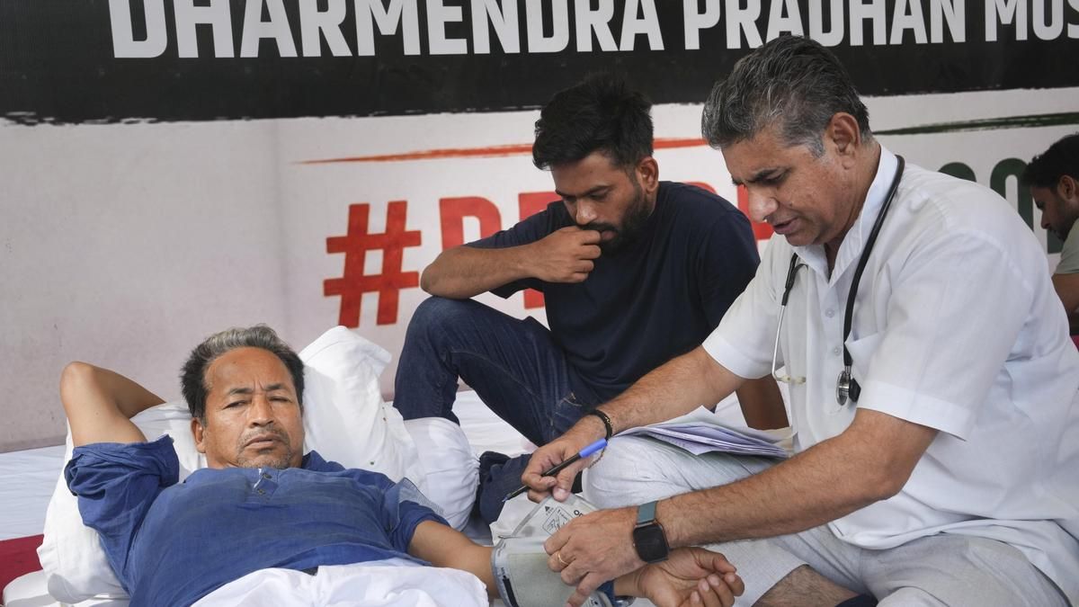 धर्मेंद्र प्रधान के खिलाफ अनशन कर रहे सोनम वांगचुक की तबीयत बिगड़ी, वजन भी घटा
