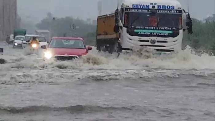 दिल्ली में मूसलाधार बारिश से बिगड़े हालात, द्वारका एक्सप्रेसवे बंद, तुगलकाबाद समेत कई इलाके पानी में डूबे