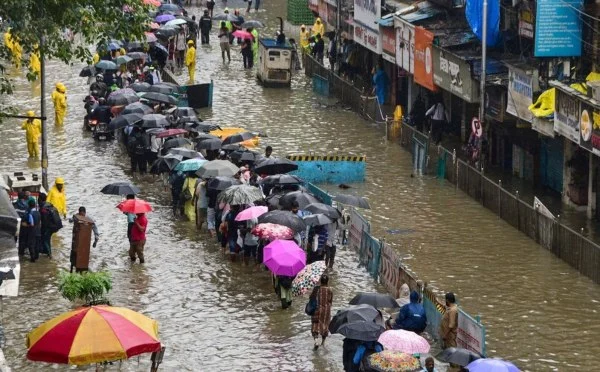 मुंबई में मूसलाधार बारिश का कहर: स्कूल-कॉलेज बंद, 20 ट्रेनें रद्द, 17 फ्लाइट्स कैंसिल