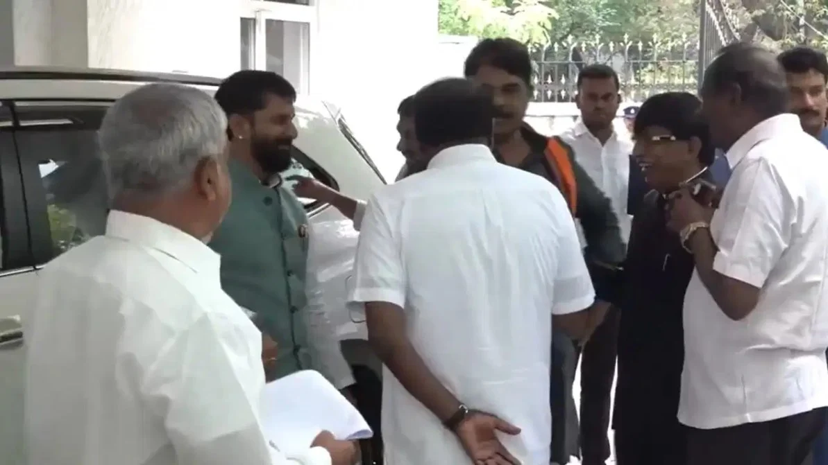 कर्नाटक SIR विवाद गहराया, NDA ने चुनाव आयोग से कहा- घर-घर जाकर दोबारा हो सत्यापन