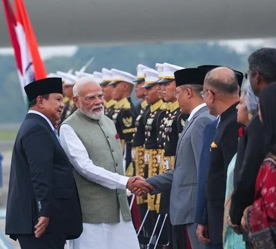 PM Modi Indonesia Visit: इंडोनेशिया पहुंचे पीएम मोदी, राष्ट्रपति ने किया गर्मजोशी से स्वागत, ब्रह्मोस डील पर नजर