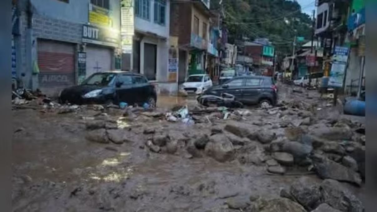 जम्मू-कश्मीर में बादल फटने से भारी तबाही, डोडा में NH-244 बंद