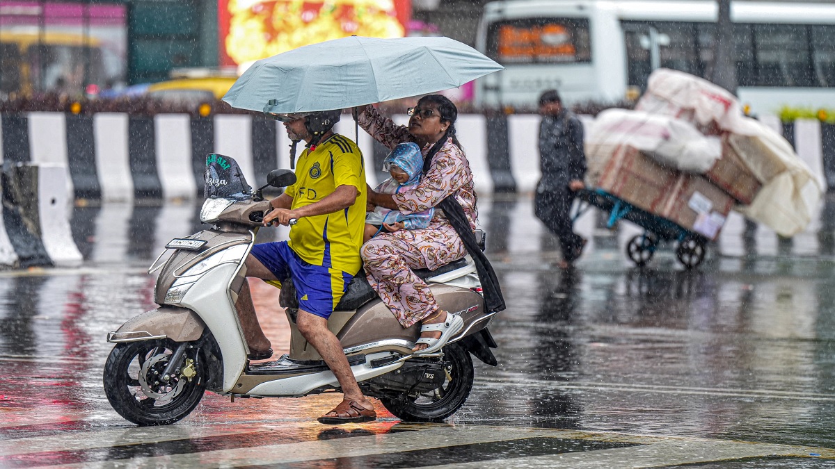 महाराष्ट्र में मूसलाधार बारिश का संकट, स्कूल-कॉलेज बंद, मंदिरों पर भी असर