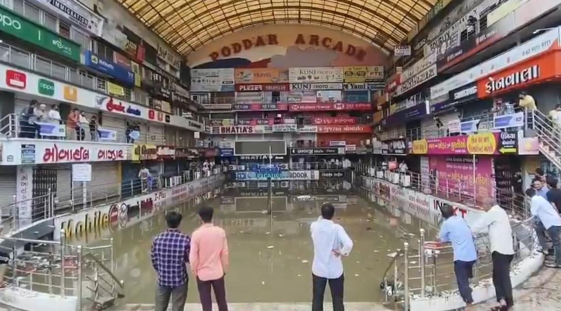 18 इंच बारिश से सूरत जलमग्न, 36 घंटे में टूटा 85 साल पुराना रिकॉर्ड
