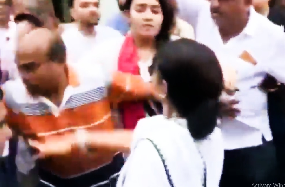 ममता बनर्जी का फूटा गुस्सा! रैली में TMC कार्यकर्ता को जड़ दिया थप्पड़, BJP पर लगाए गंभीर आरोप