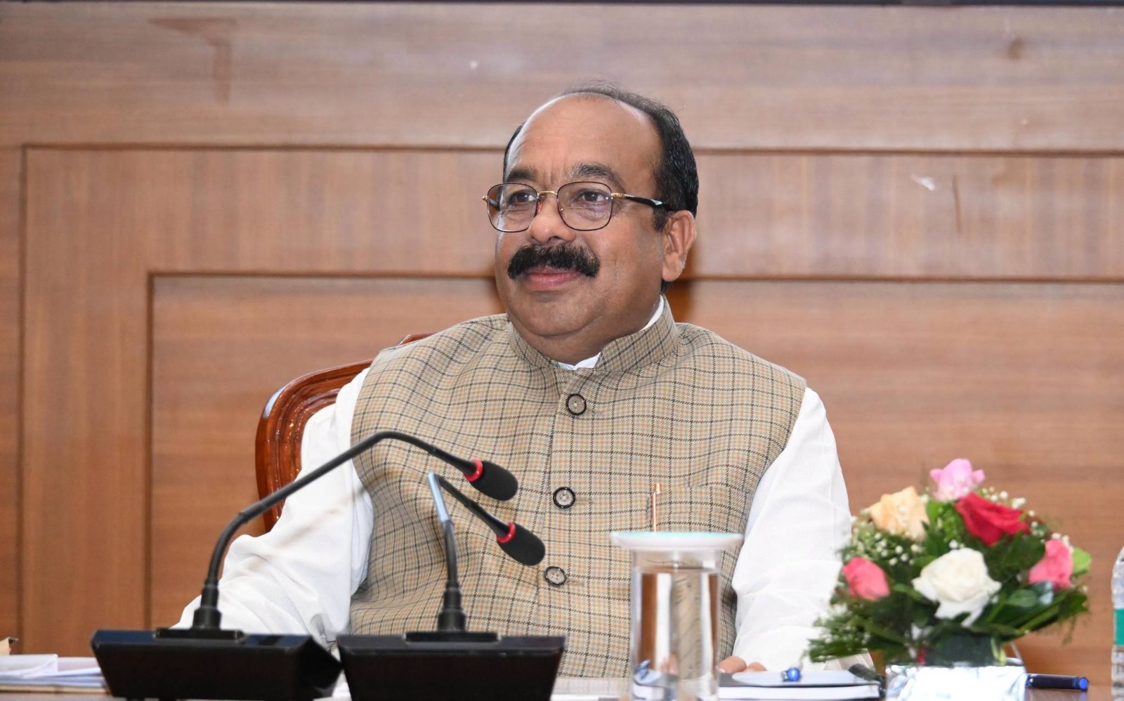 लंबित परियोजनाओं को प्राथमिकता से पूरा करने के निर्देश