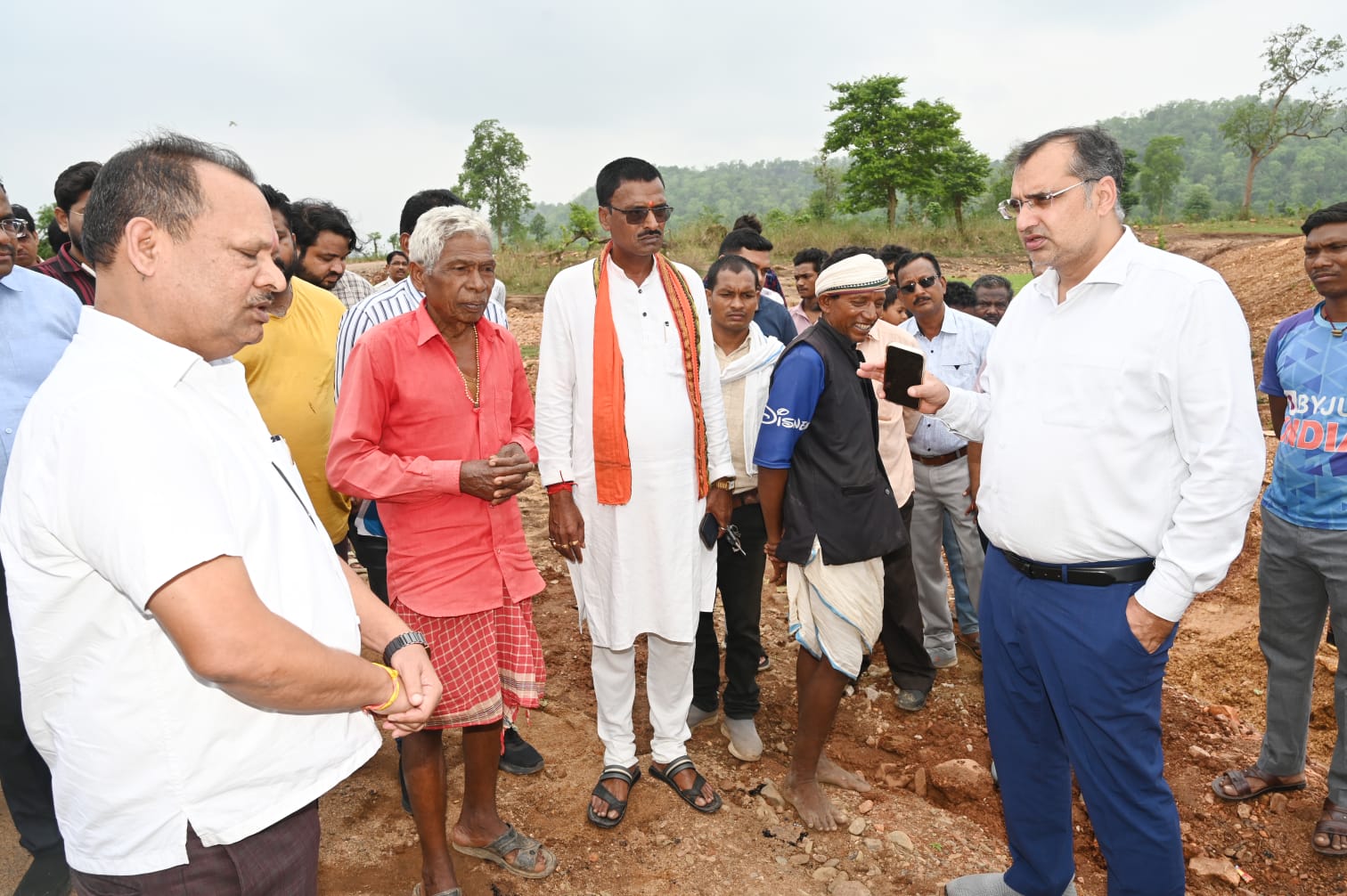 पीएम जनमन सड़क मामले में बड़ी कार्रवाई, सहायक अभियंता और उप अभियंता निलंबित