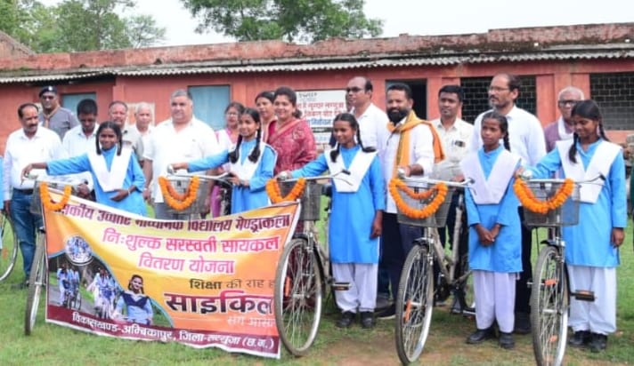 शिक्षा के नए सफर की शुरुआत, बच्चों को मिली अध्ययन सामग्री