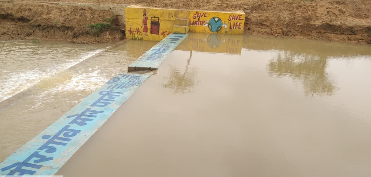 ग्रामीणों के श्रमदान से जल संरक्षण अभियान को मिली ऐतिहासिक सफलता