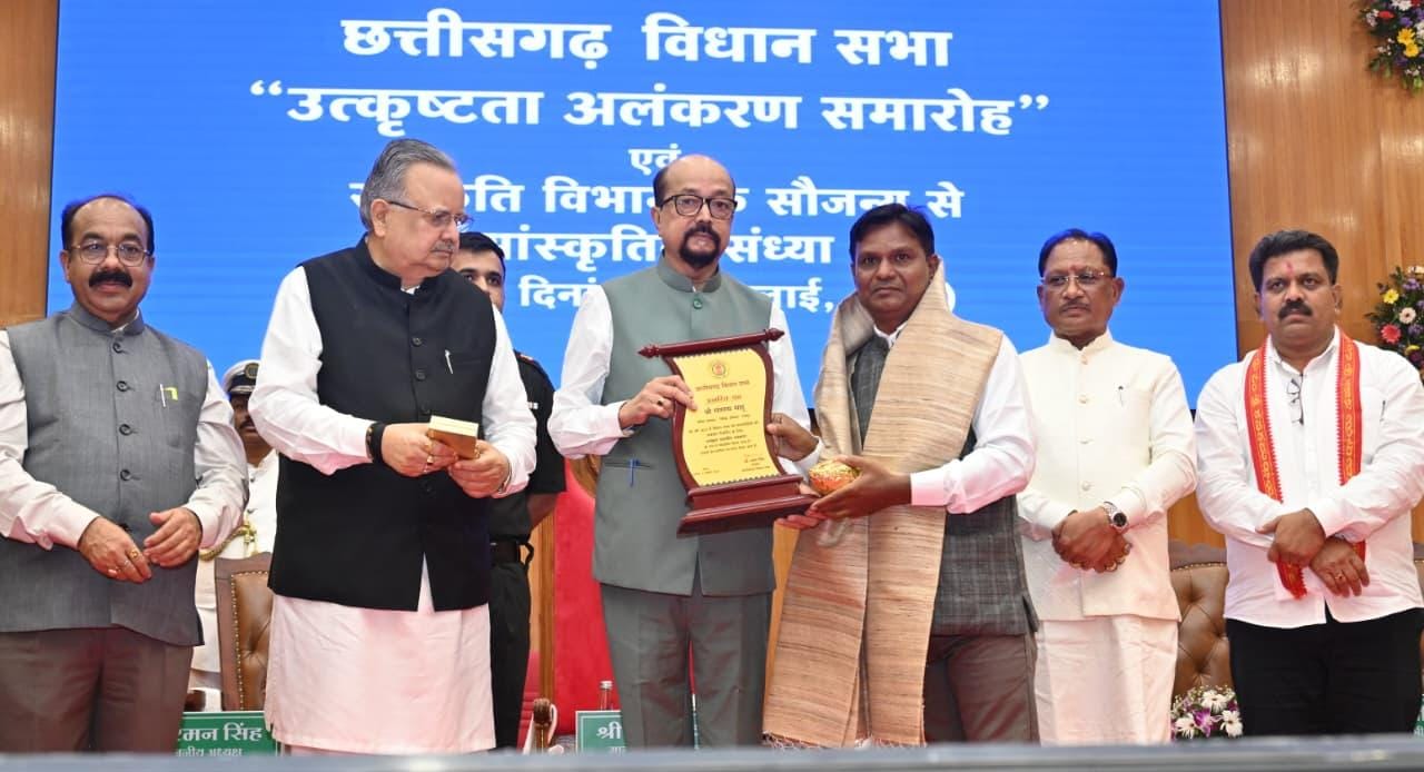 अनूप जलोटा के भजनों से विधानसभा का उत्कृष्टता समारोह बना यादगार